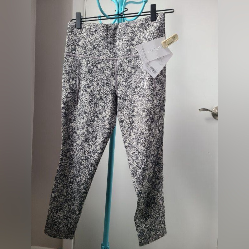 Athleta Salutation Stash Pocket II Textured 7/8 tight Moonflower Black Sz Medium